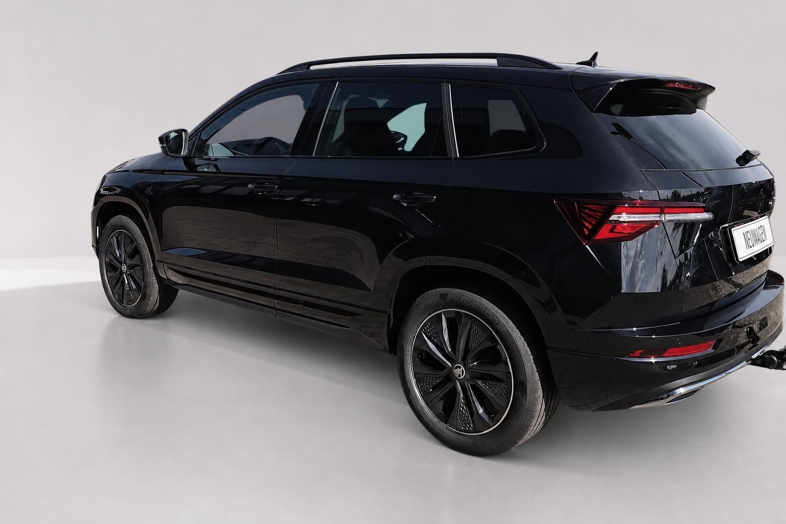 Skoda SUV schwarz Heckansicht schraeg mit Dachreling und LED-Ruecklichtern