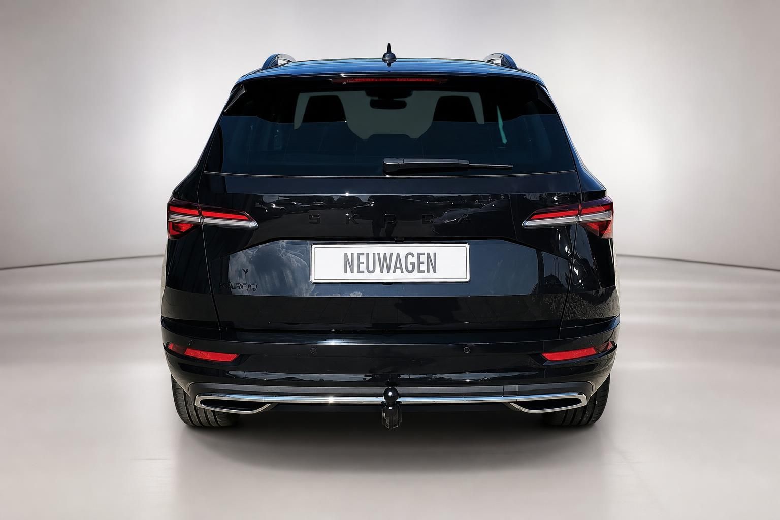 Skoda Karoq schwarz Heckansicht Neuwagen SUV im Studio