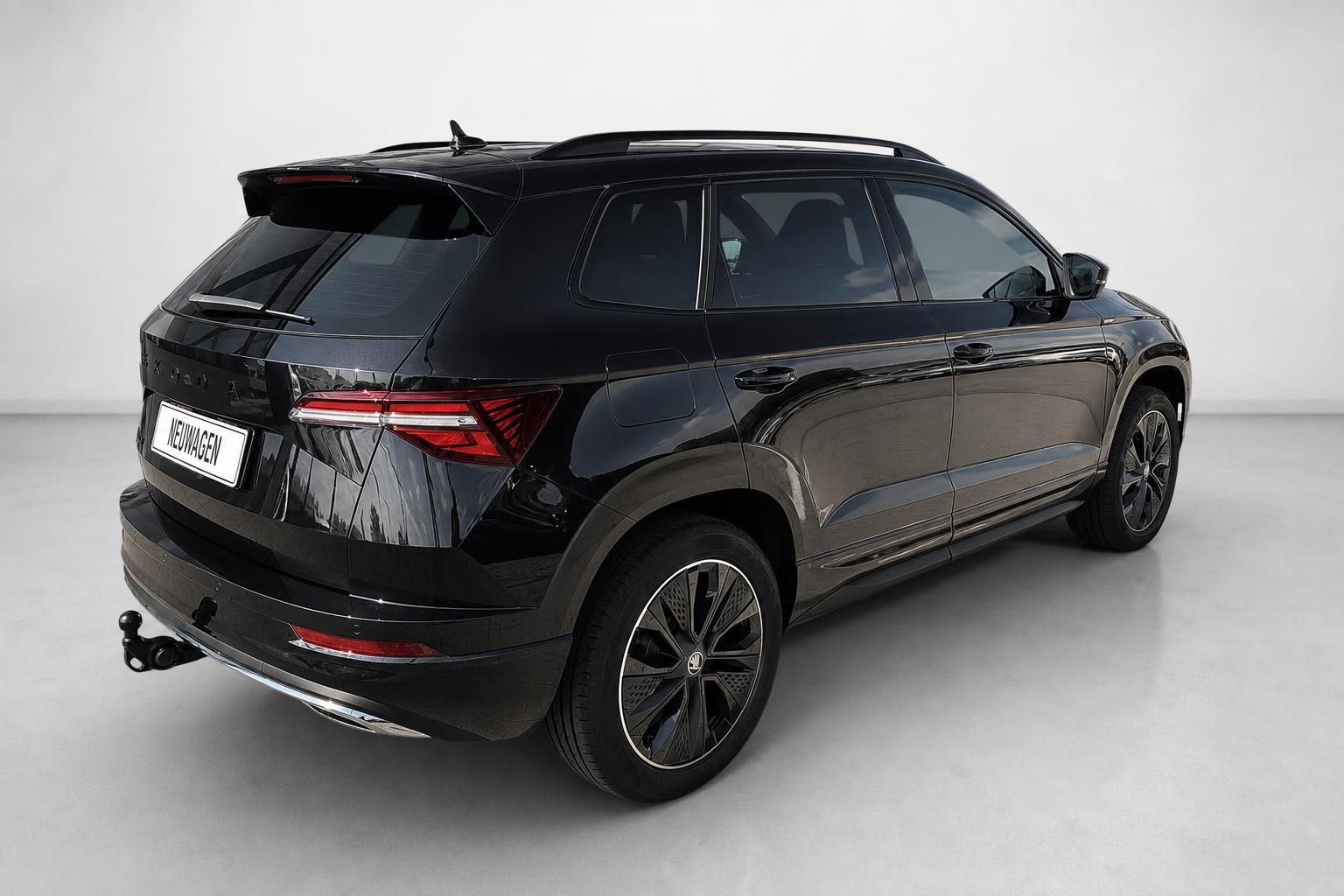 Skoda Karoq schwarz Heck-Seitenansicht Neuwagen mit Anhaengerkupplung