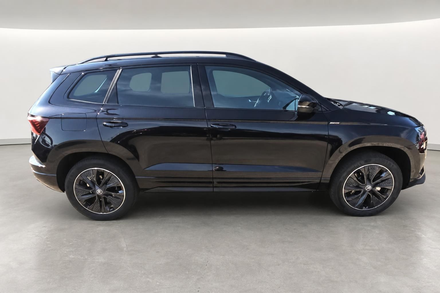 Skoda Karoq schwarz Seitenansicht SUV mit Panorama-Dachreling
