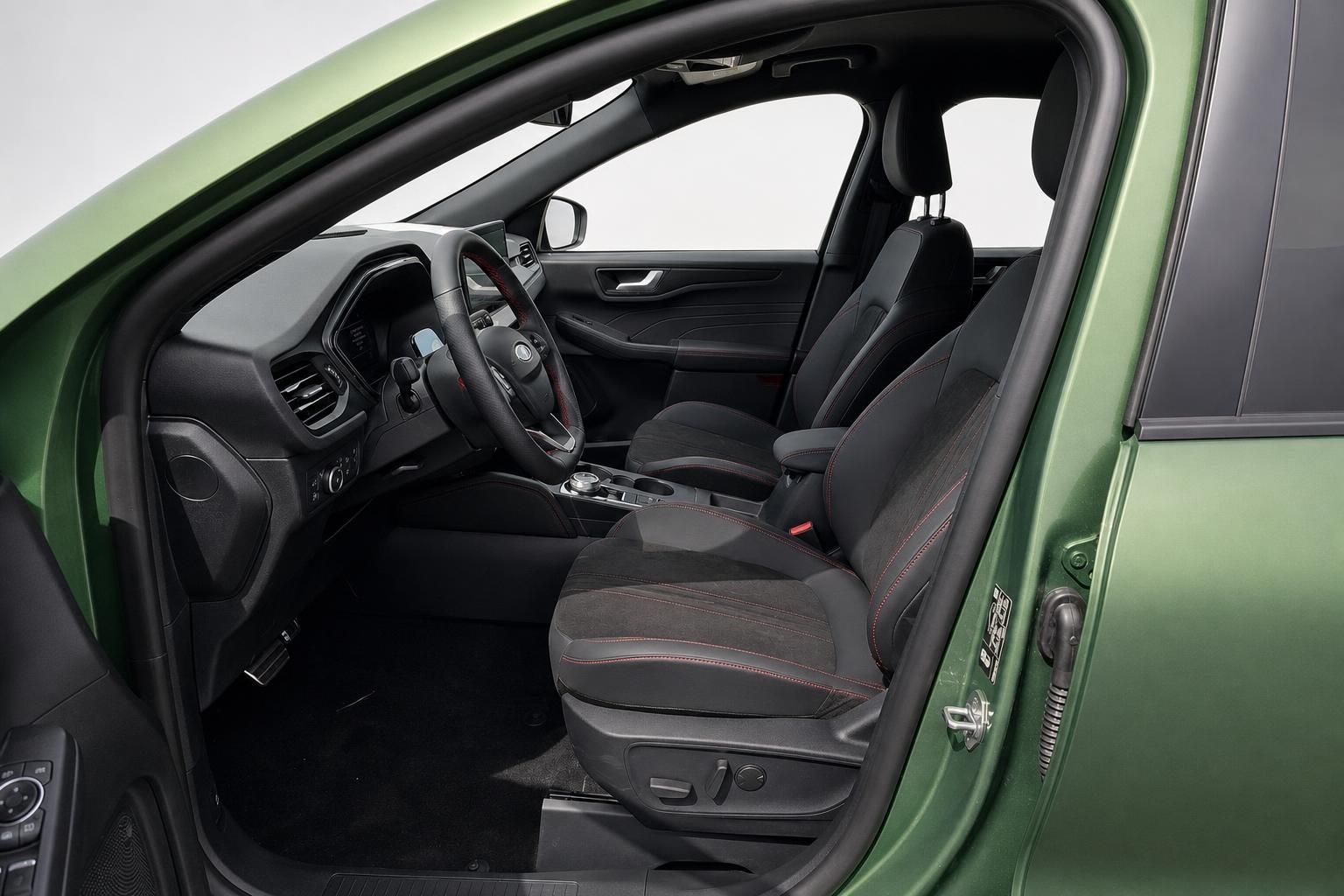 Ford Kuga Innenraum mit schwarzen Sportsitzen und roten Ziernähten