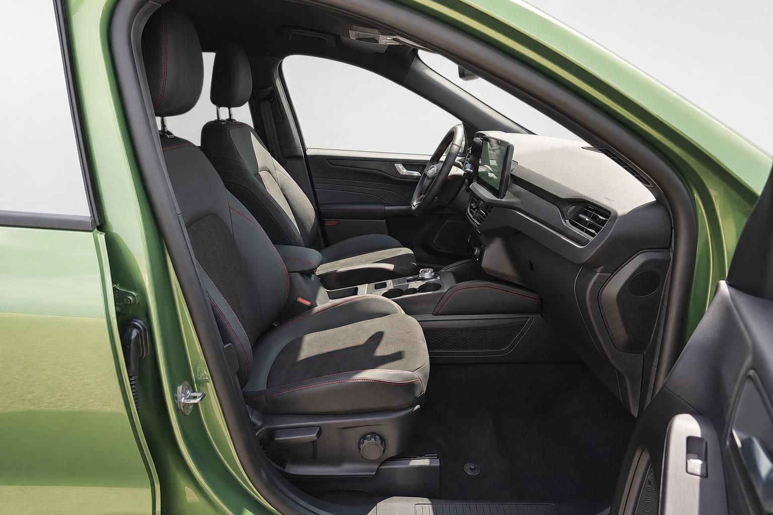 Ford Kuga Interieur mit Cockpit, Lenkrad und Touchscreen-Display