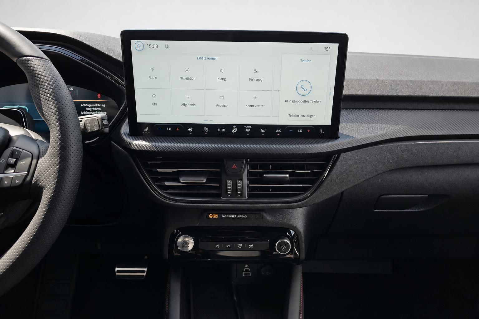 Touchscreen Infotainment System mit Einstellungsmenü im Fahrzeug