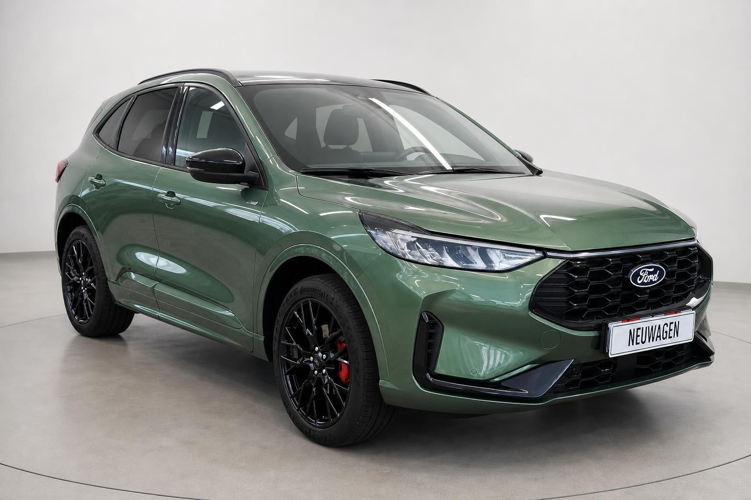 Ford Kuga grün metallic, Frontansicht mit Kühlergrill und LED-Scheinwerfern