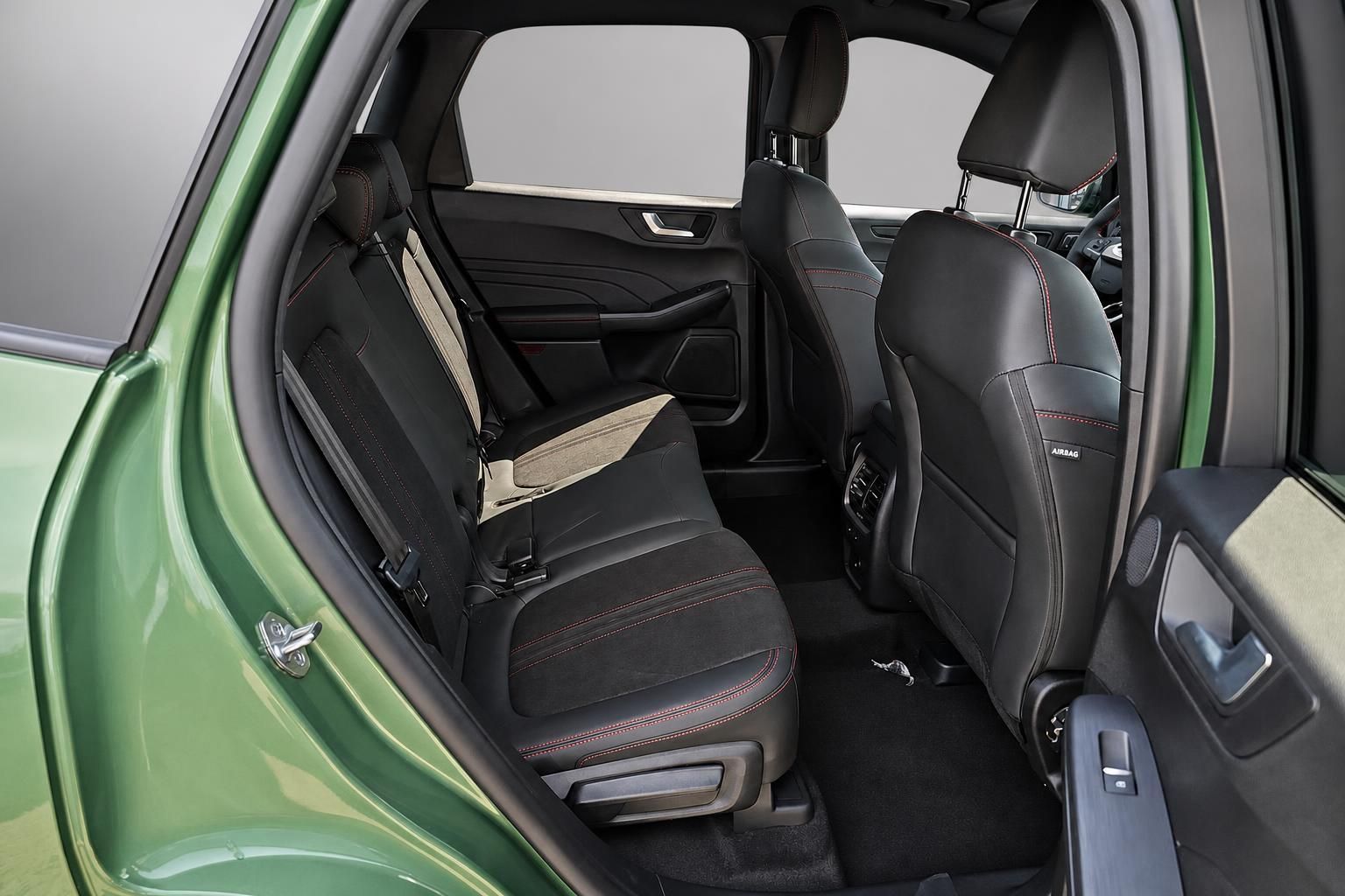 Rücksitze im grünen Ford mit schwarzer Lederausstattung und Airbag