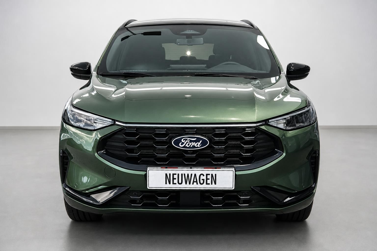 Ford Kuga gruen Frontalansicht mit Ford Logo und LED Scheinwerfern