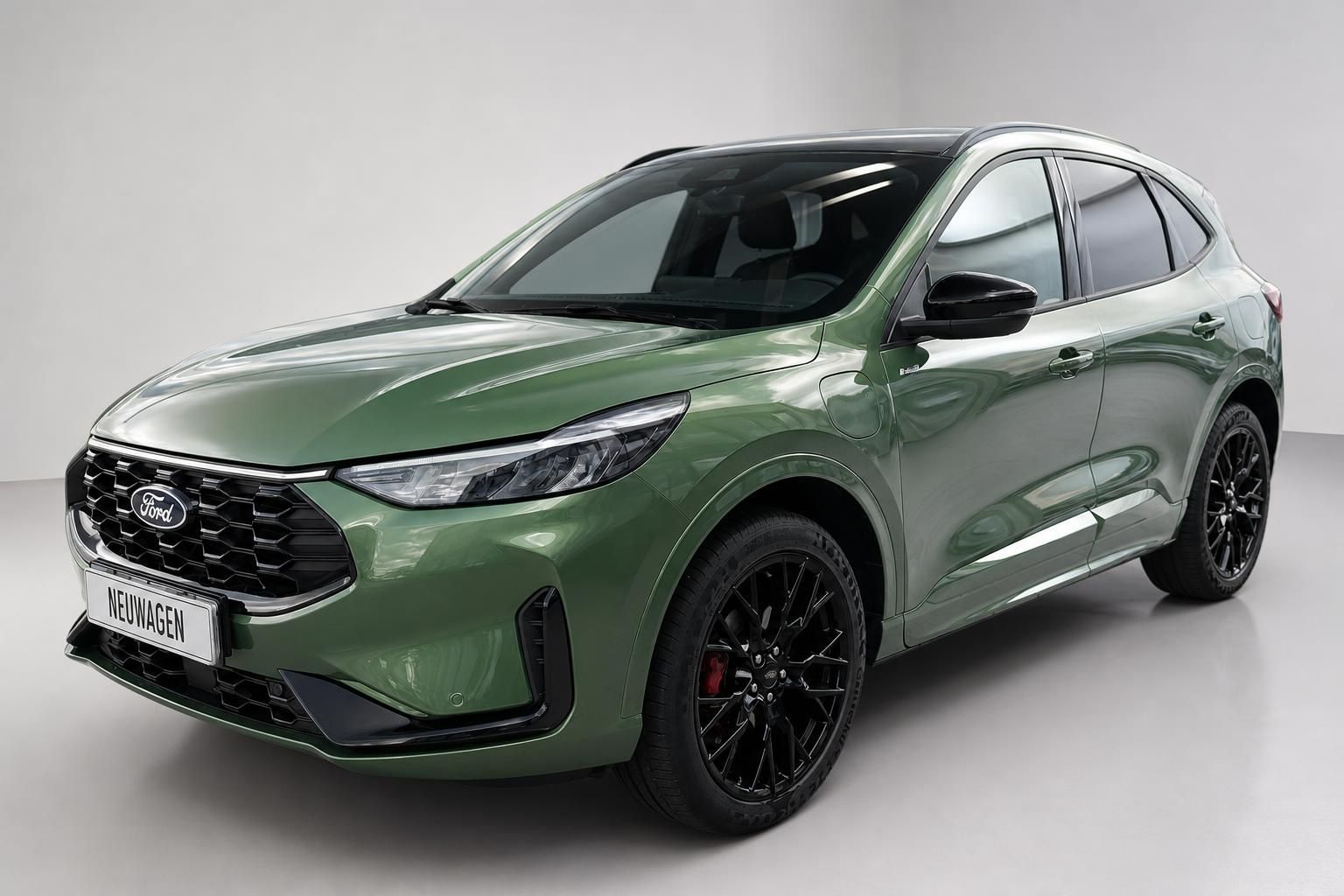 Ford Kuga in Gruen Frontansicht schraeg mit schwarzem Kuehlergrill
