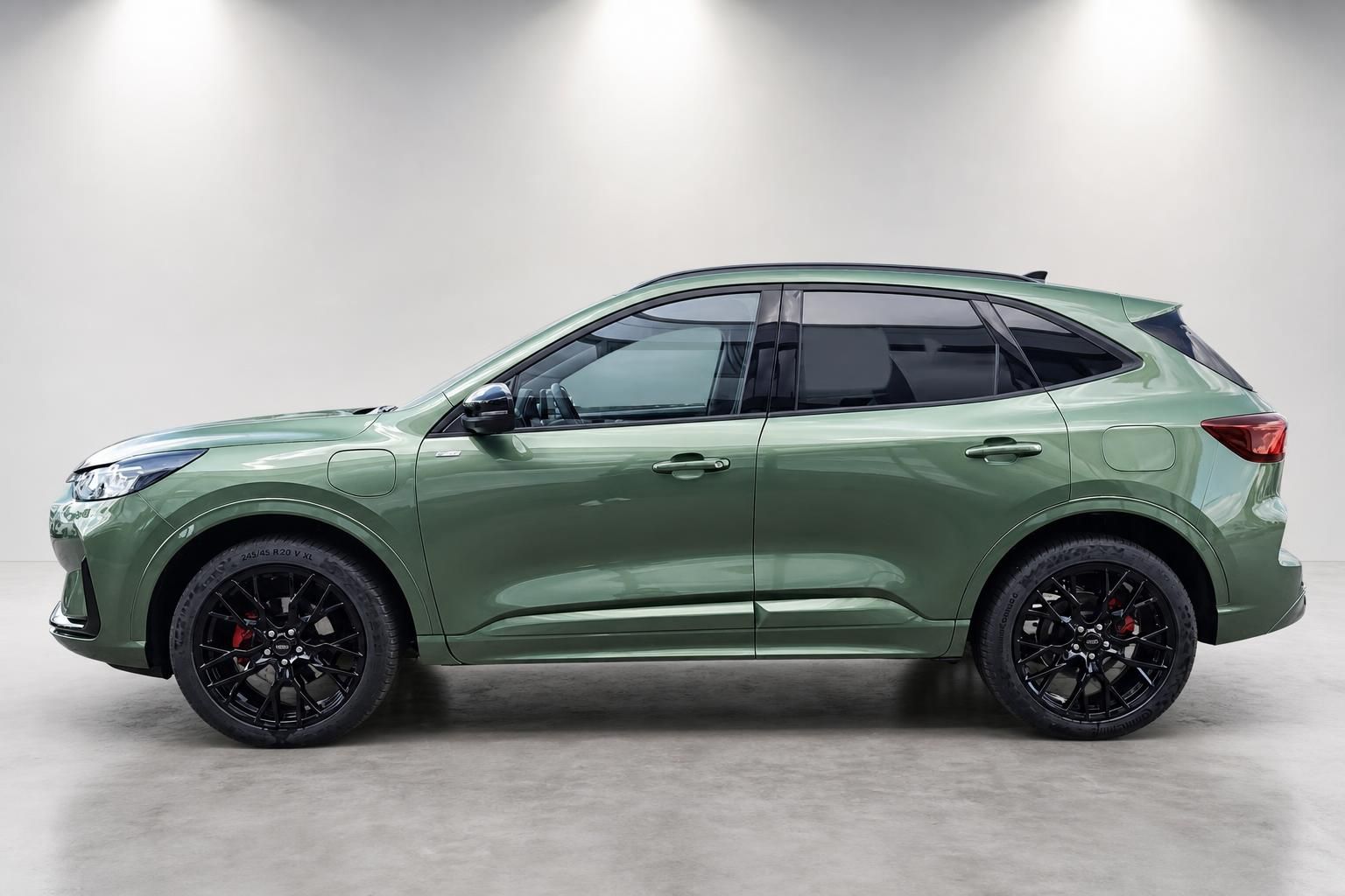 Ford Kuga in Gruen metallic Seitenansicht mit schwarzen Alufelgen