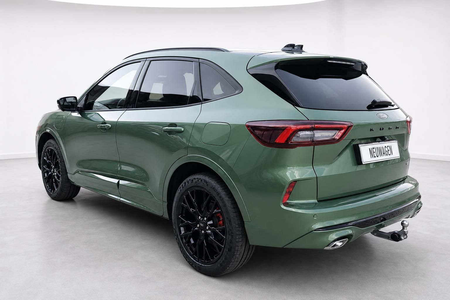 Ford Kuga gruen Heckansicht schraeg mit Anhaengerkupplung im Studio