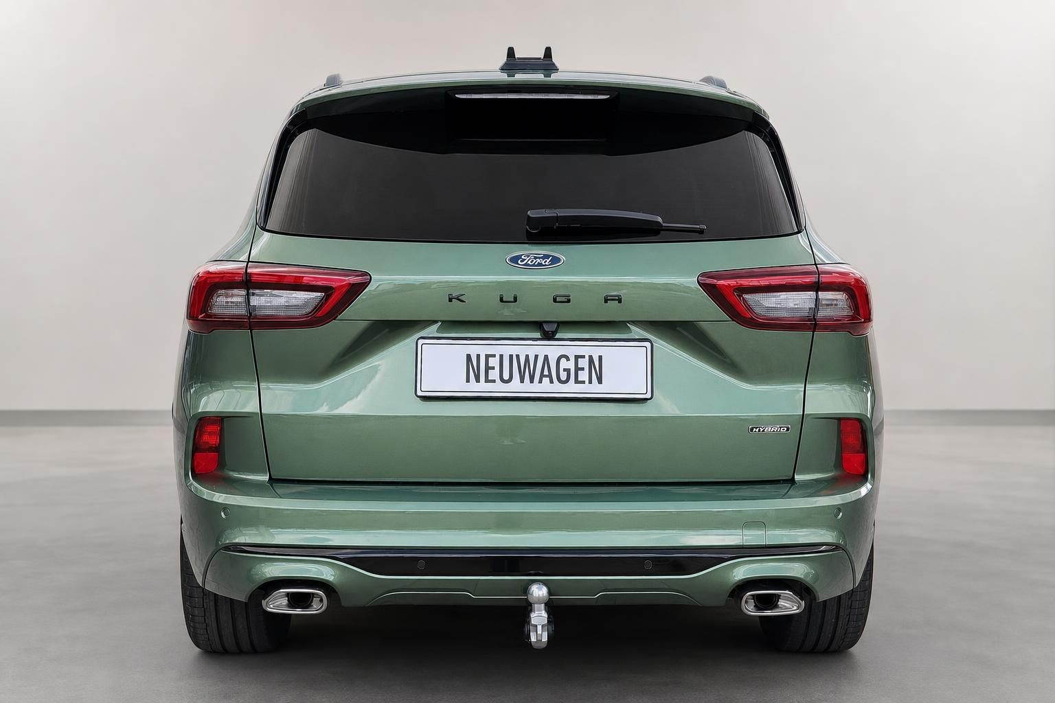 Ford Kuga Hybrid gruen Heckansicht mit Ruecklichtern und Auspuff