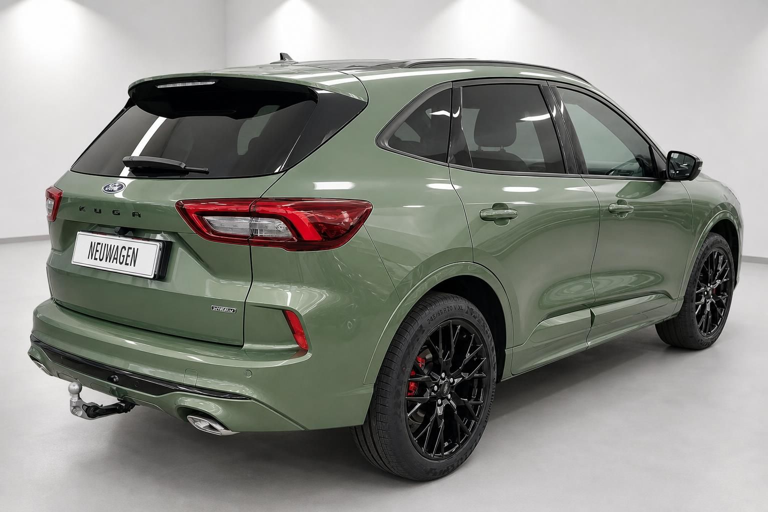 Ford Kuga grün, Heckansicht mit Anhängerkupplung und Alufelgen