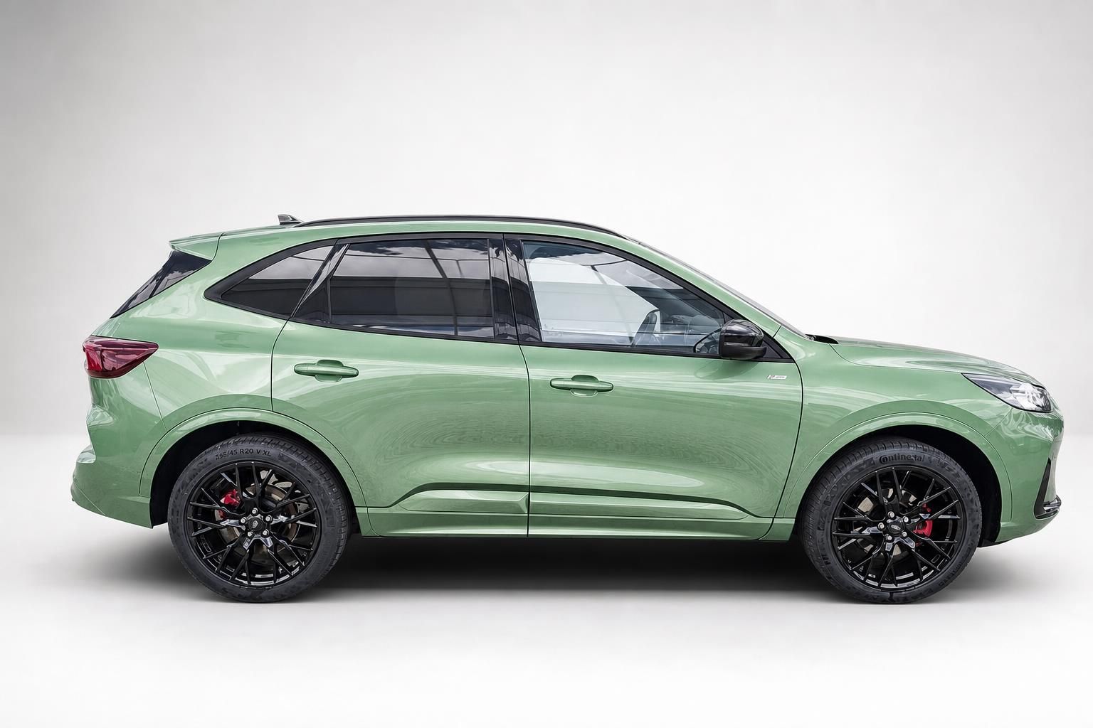 Ford Kuga in Grün metallic, Seitenansicht mit schwarzen Alufelgen