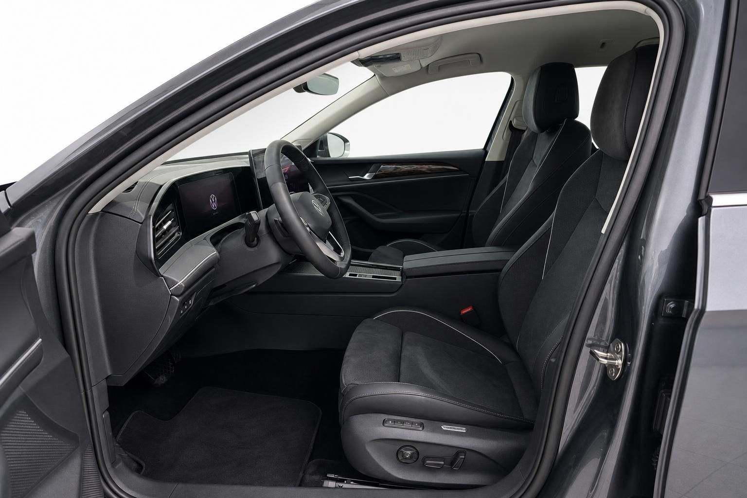 VW Passat Innenraum Vordersitze und Cockpit mit Lederausstattung