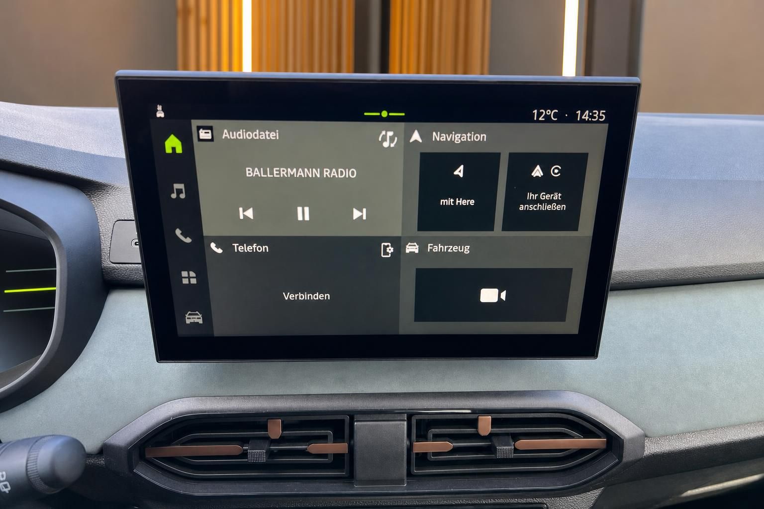 Fahrzeug-Infotainment-Display mit Navigationssystem und Audio-Bedienung im Armaturenbrett