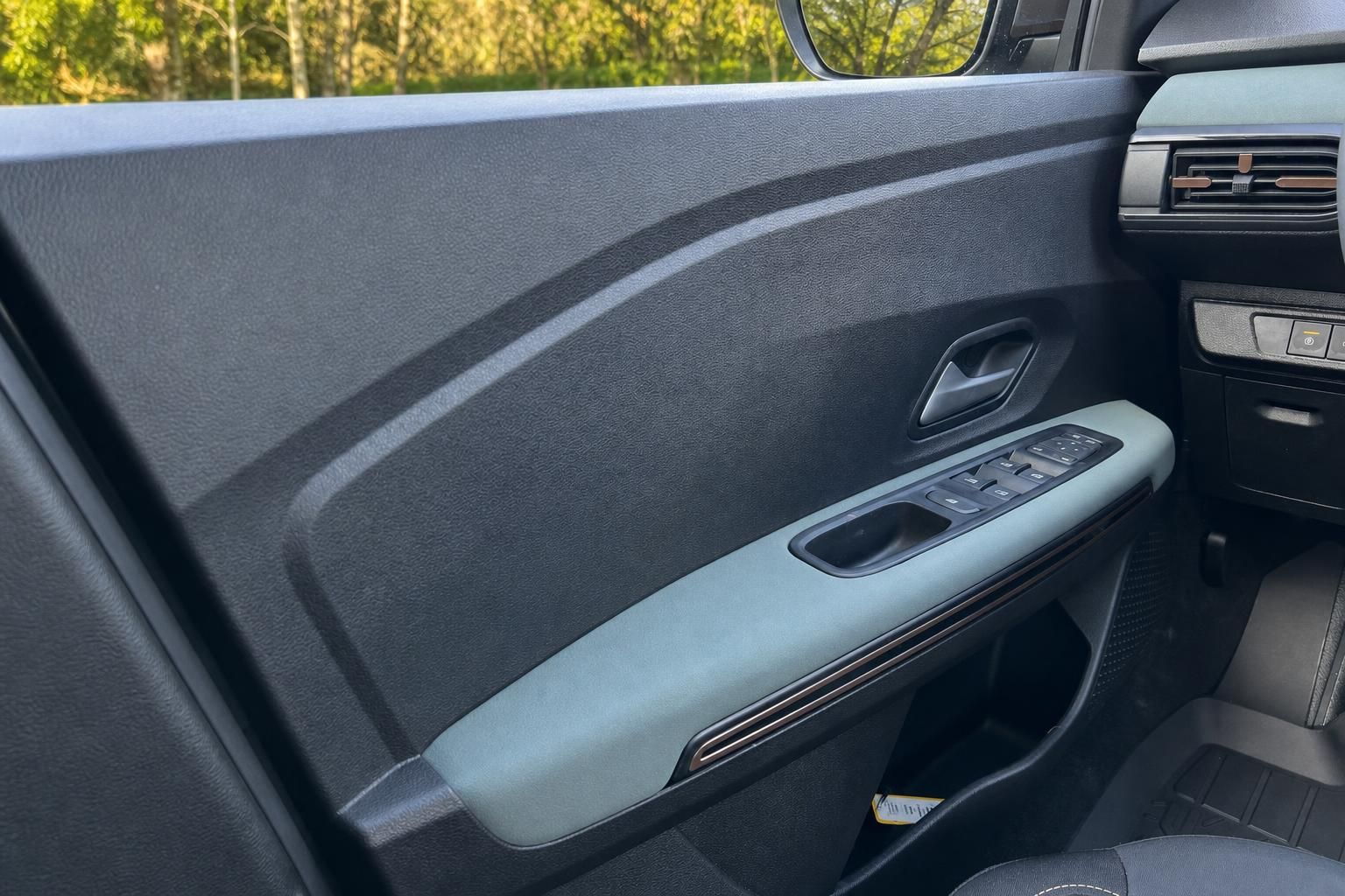 Fahrzeug-Türverkleidung mit elektrischen Fensterhebern und Bedienfeld für Komfortfunktionen