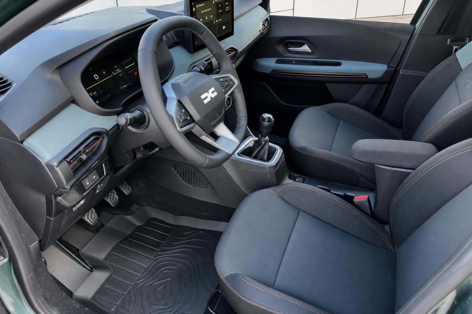 Dacia Sandero Innenraum mit schwarzen Sitzen, Cockpit und Schaltgetriebe Detail