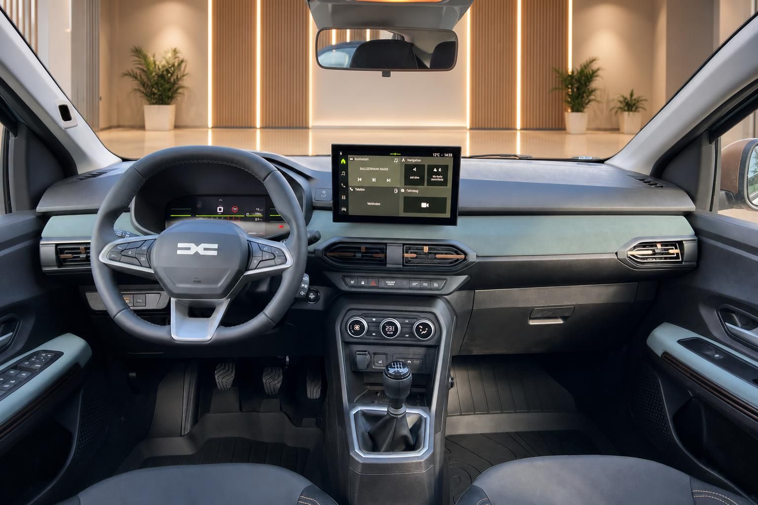 Dacia Sandero Armaturenbrett mit Touchscreen, Lenkrad und Klimaanlage im modernen Innenraum