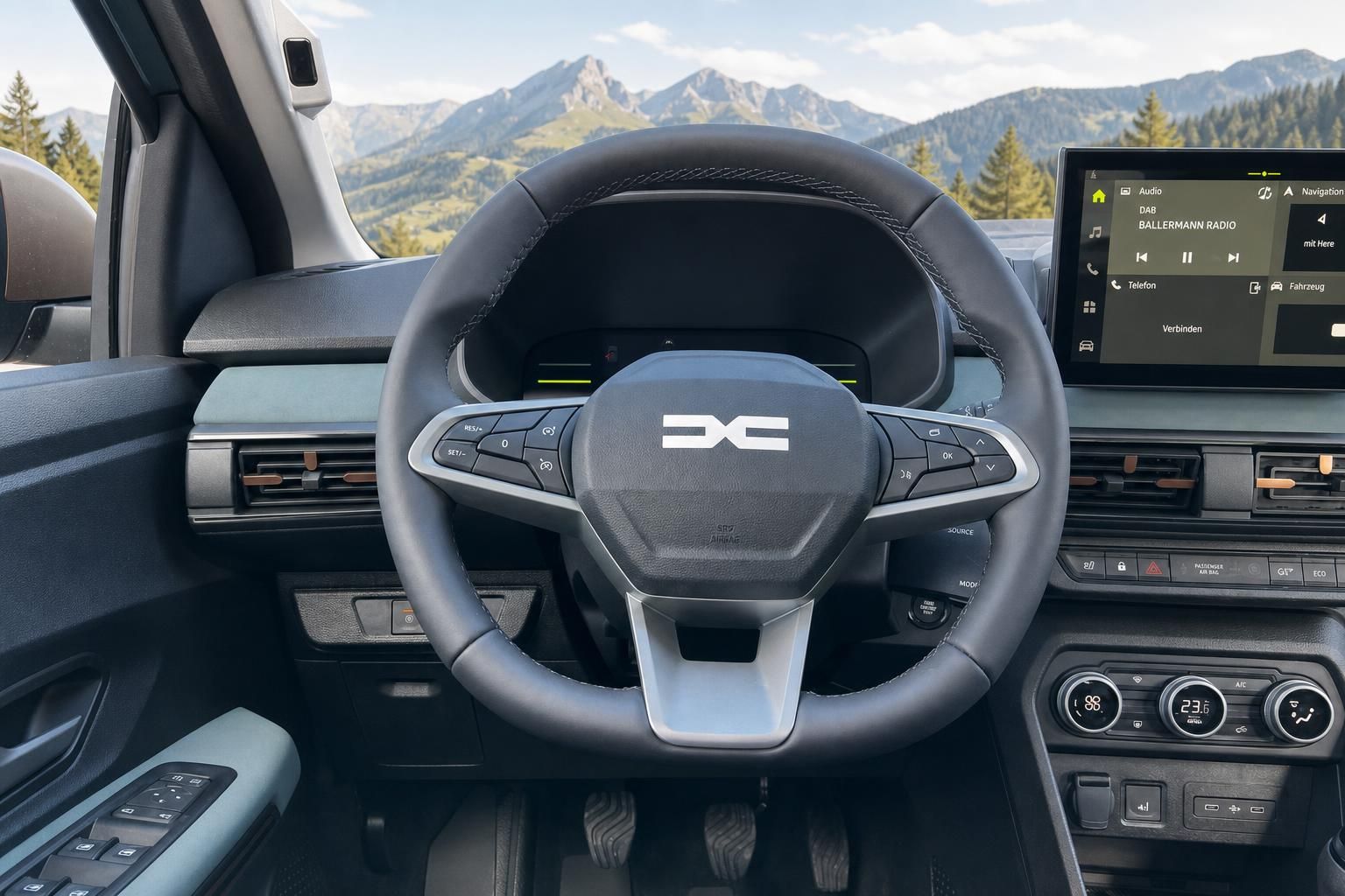 Fahrzeug-Innenraum mit Lenkrad und Infotainment-System vor malerischer Berglandschaft