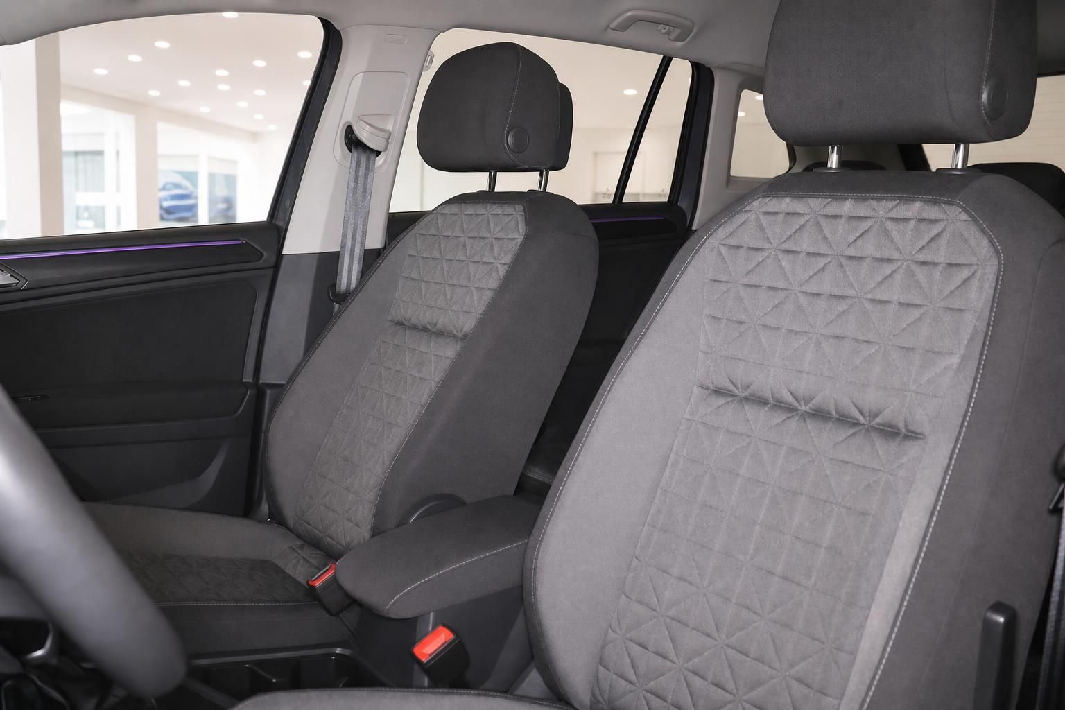 VW Tiguan Vordersitze mit grauem Stoff-Polstermuster und Ambientebeleuchtung