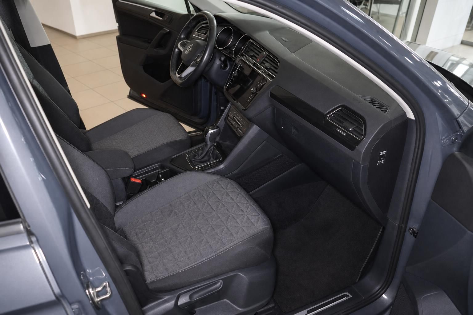 VW Tiguan Innenraum Beifahrerseite mit Armaturenbrett, Schaltung und grauen Sitzen