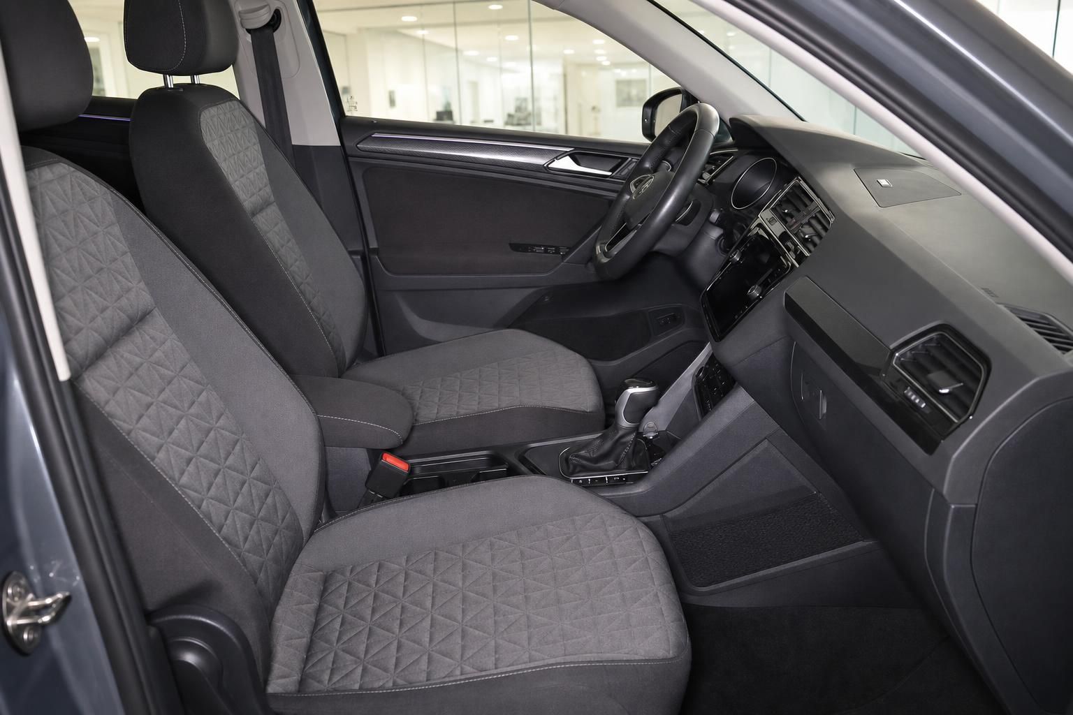 VW Tiguan Innenraum mit grauen Stofssitzen, Mittelkonsole und Infotainment-System