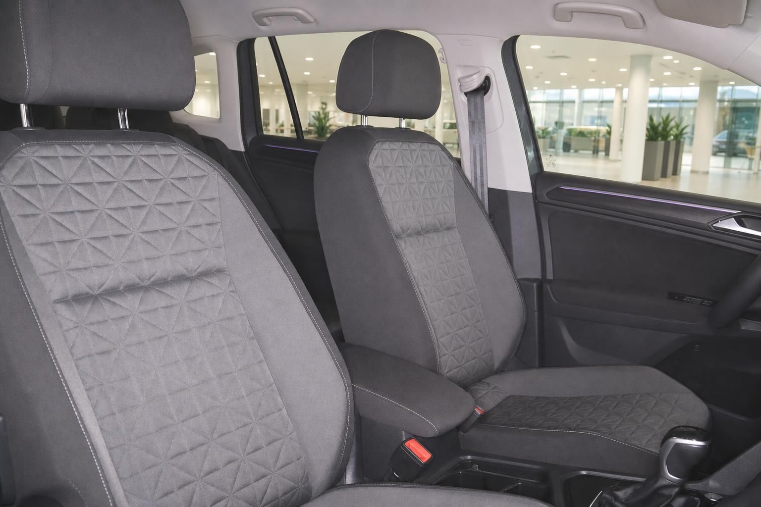 VW Tiguan Rücksitzbank und Vordersitze mit grauem Stoffbezug im Autohaus