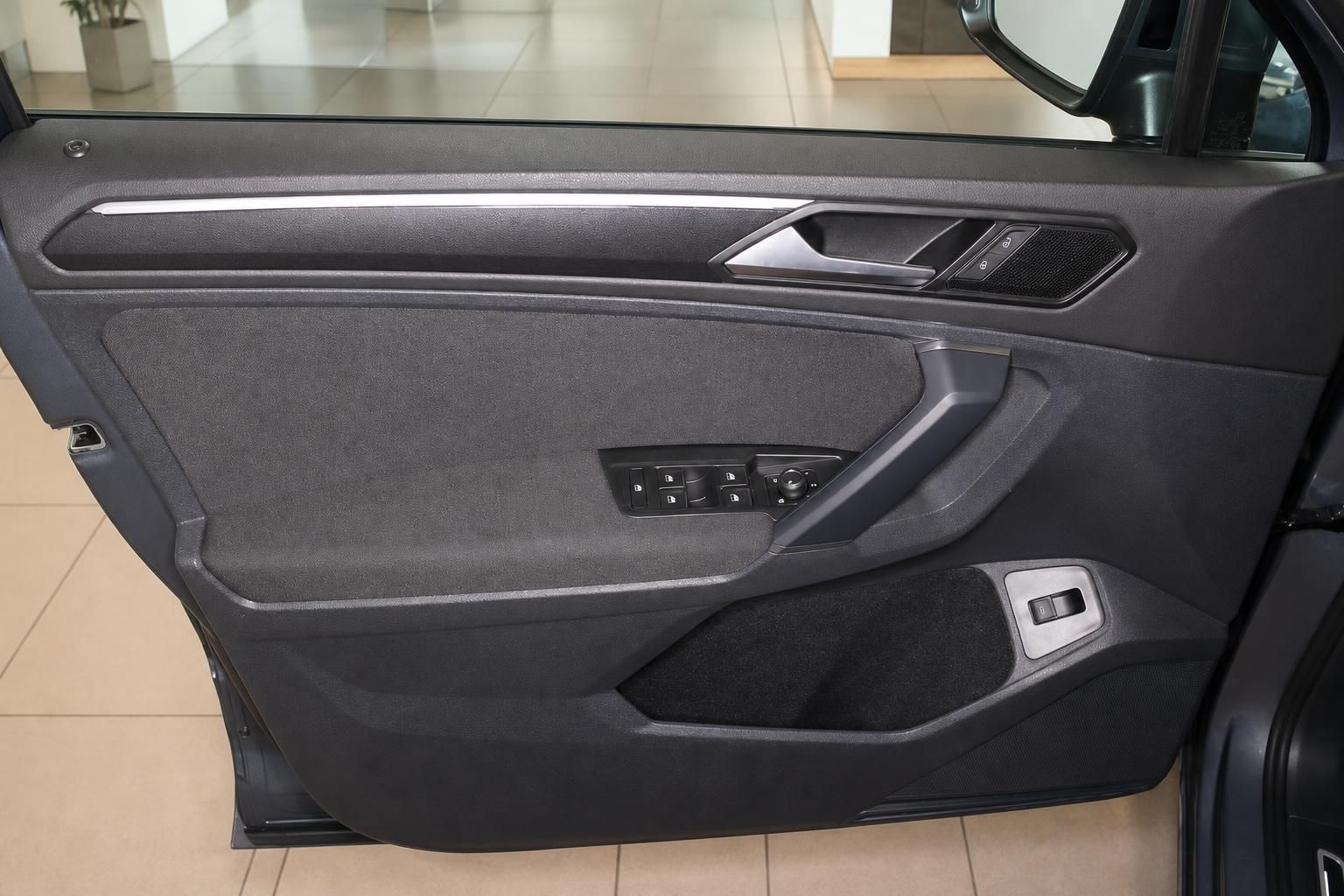 VW Tiguan Fahrertür-Verkleidung mit Fensterheber und Spiegelverstellung im Detail