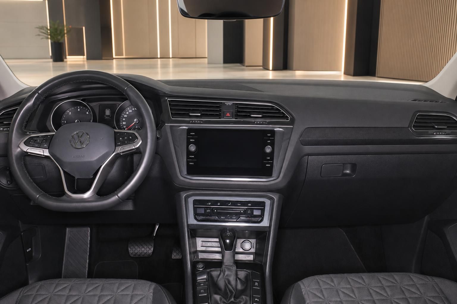 VW Tiguan Innenraum Cockpit mit Lenkrad, Tacho und Touchscreen-Infotainment