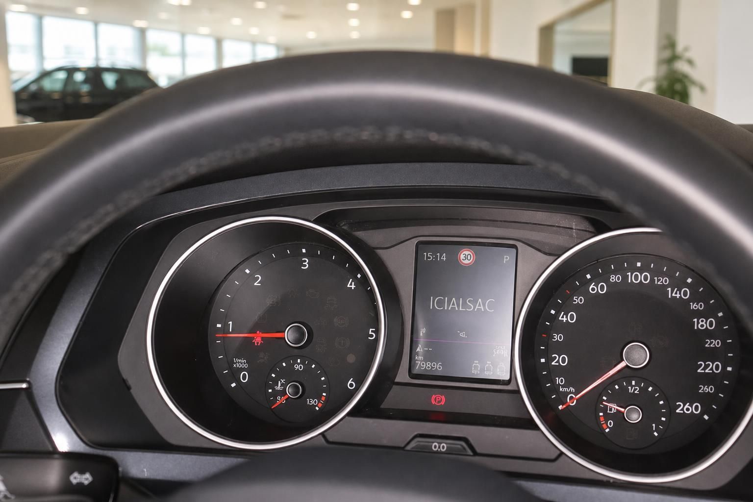 VW Tiguan Cockpit mit Tacho, Drehzahlmesser und Multifunktionsdisplay – 79896 km