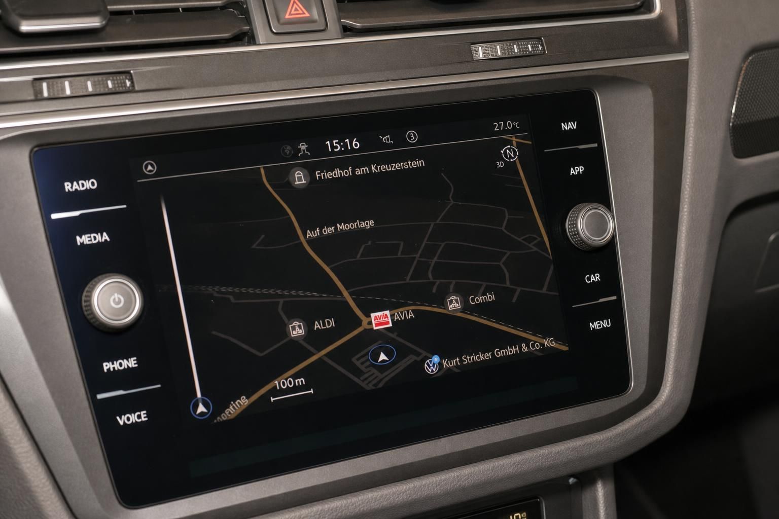 VW Tiguan Infotainment-Touchscreen mit Navigationssystem und Kartenansicht