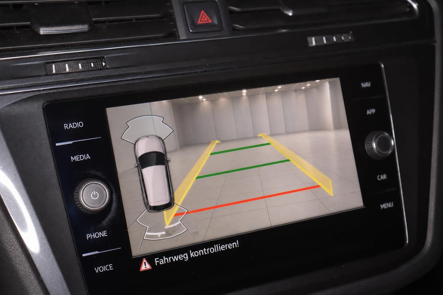VW Tiguan Infotainment-Display mit Rückfahrkamera und Parkassistent-Anzeige