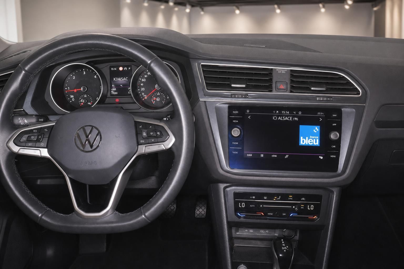 VW Tiguan Armaturenbrett mit Lenkrad, Kombiinstrument und Infotainment-Display