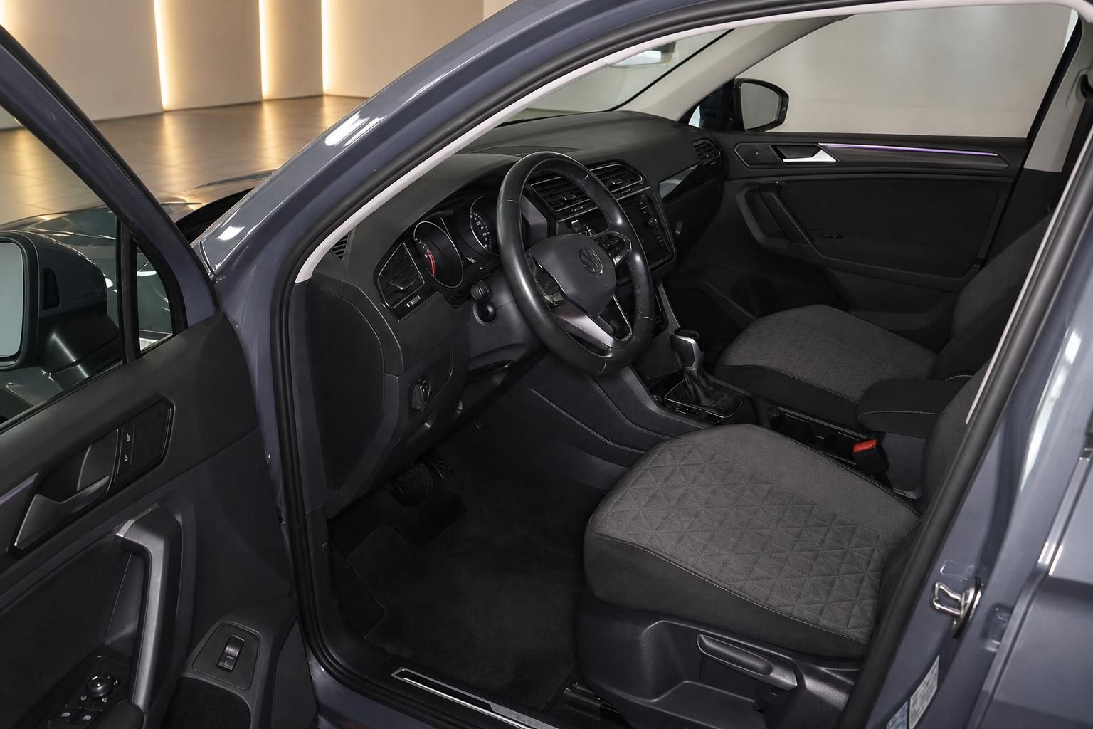VW Tiguan Innenraum Fahrerseite mit geöffneter Tür, Vordersitz und Lenkrad