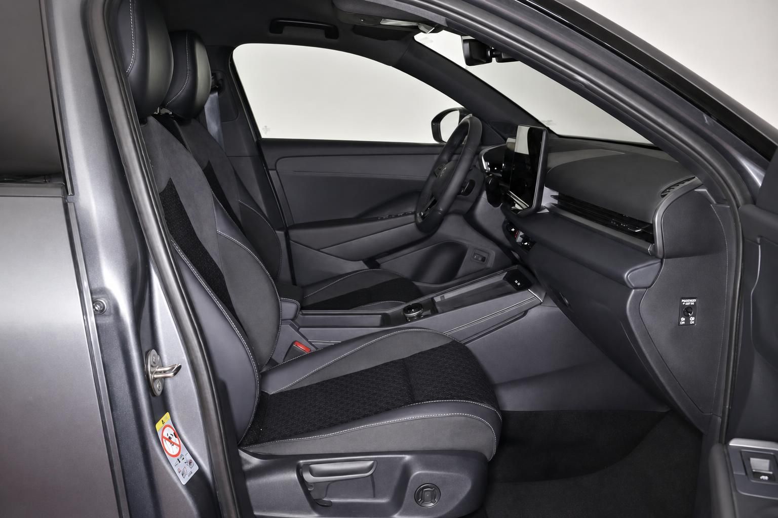 VW SUV Innenraum mit schwarzen Sportsitzen und Cockpit