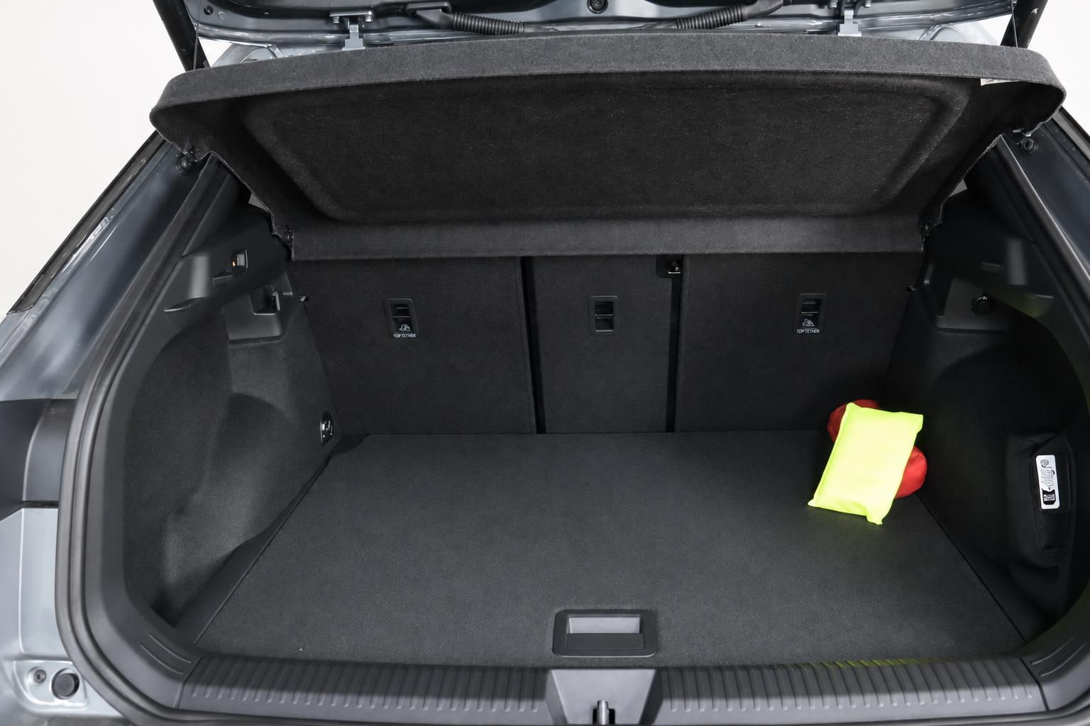 VW SUV Kofferraum mit umgeklappten Rücksitzen und Ladefläche
