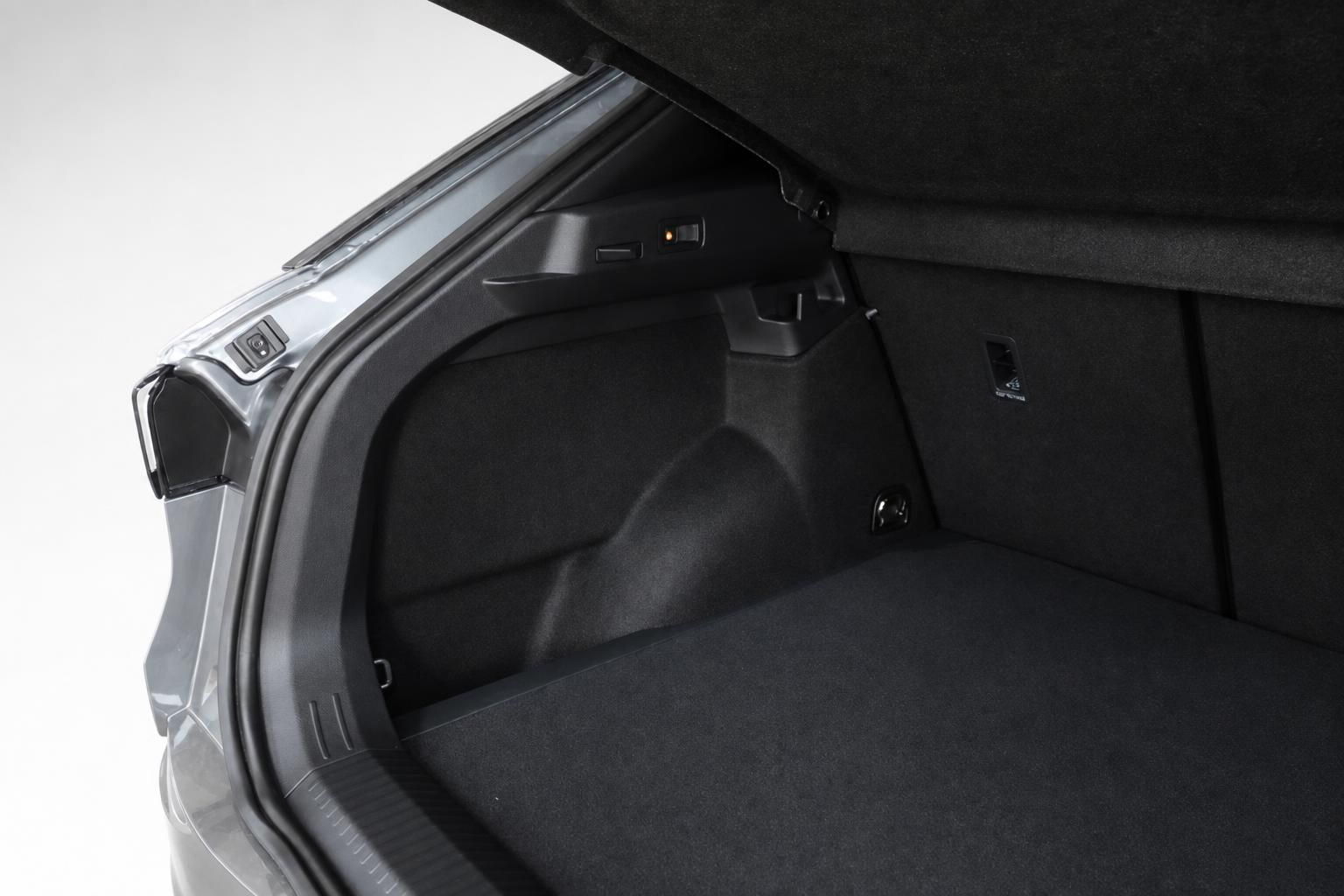 VW SUV Kofferraumdetail mit Verzurrösen und Ladekante