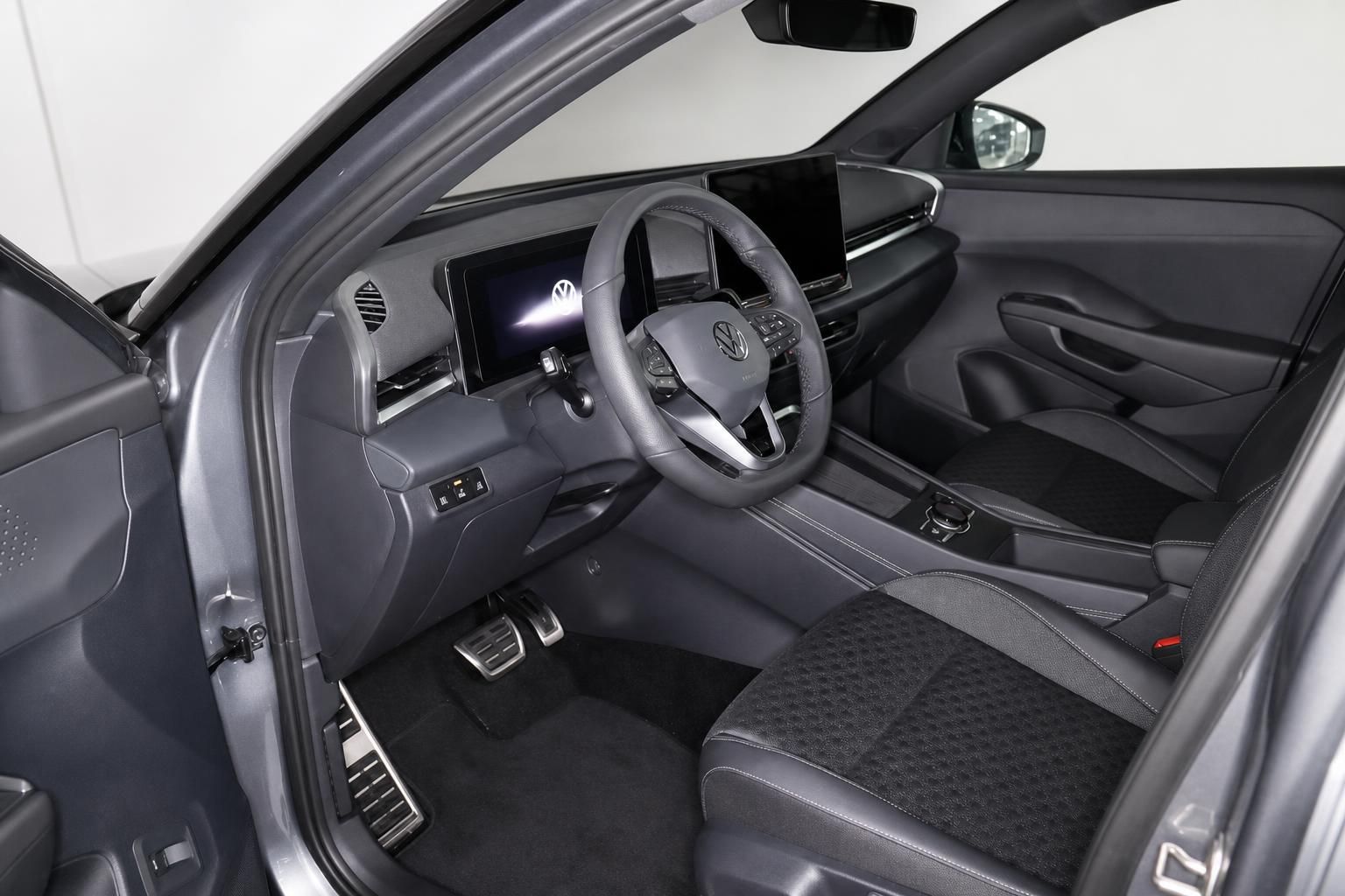 VW Innenraum mit Cockpit, Lenkrad und Sportsitzen in Schwarz