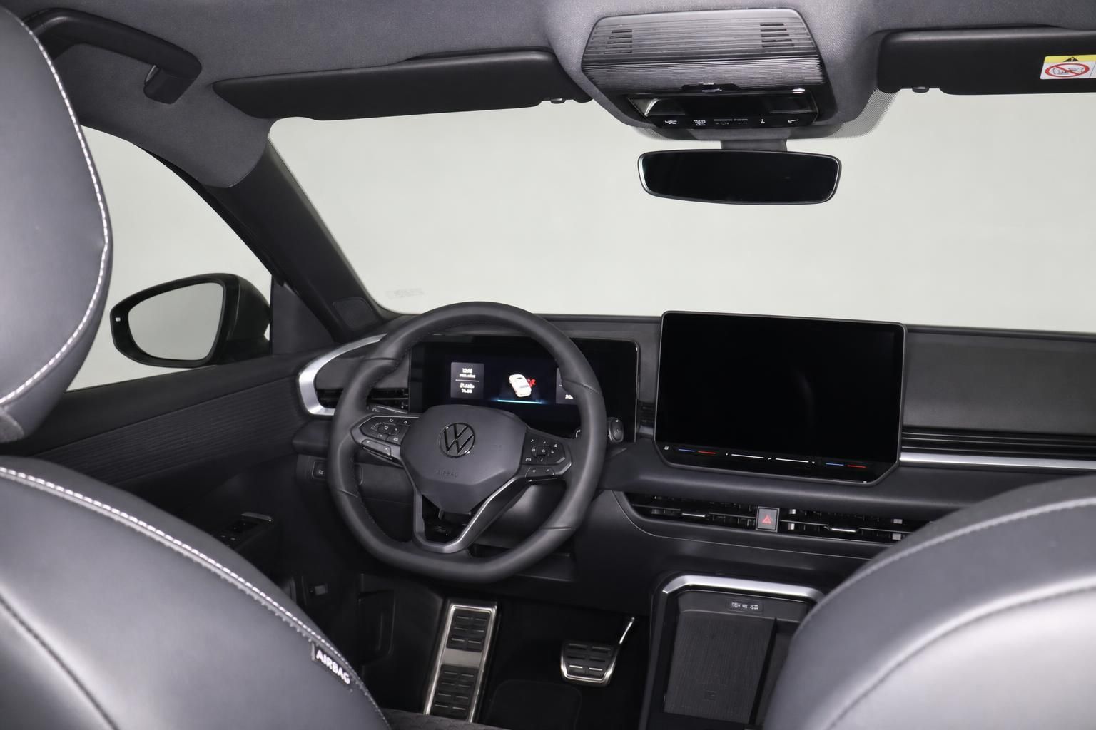 VW Cockpit mit Lenkrad, Digitaldisplay und Touchscreen im Detail