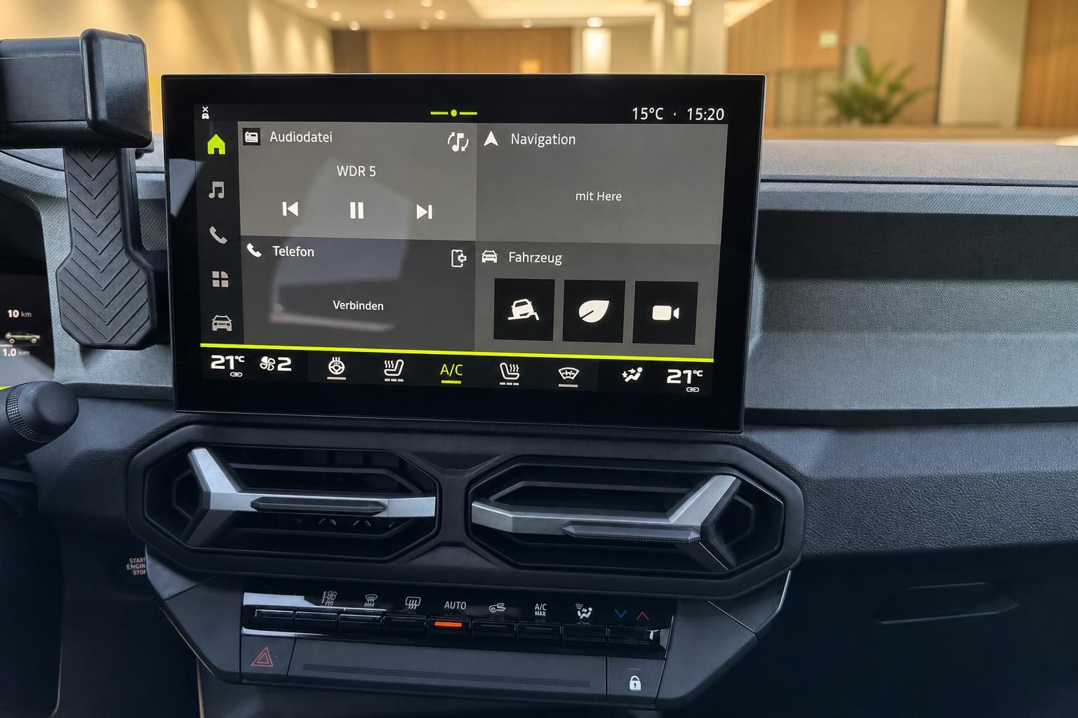 Infotainment-Display mit Navigationssystem und Klimasteuerung im PKW