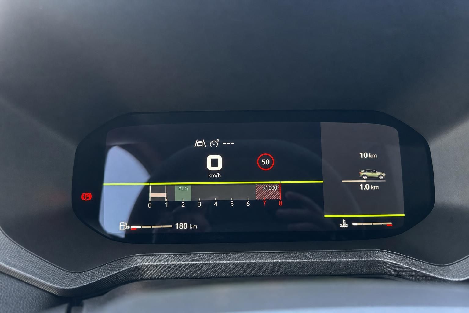 Digitales Fahrzeug-Cockpit Display mit Geschwindigkeitsanzeige und Navigationssystem