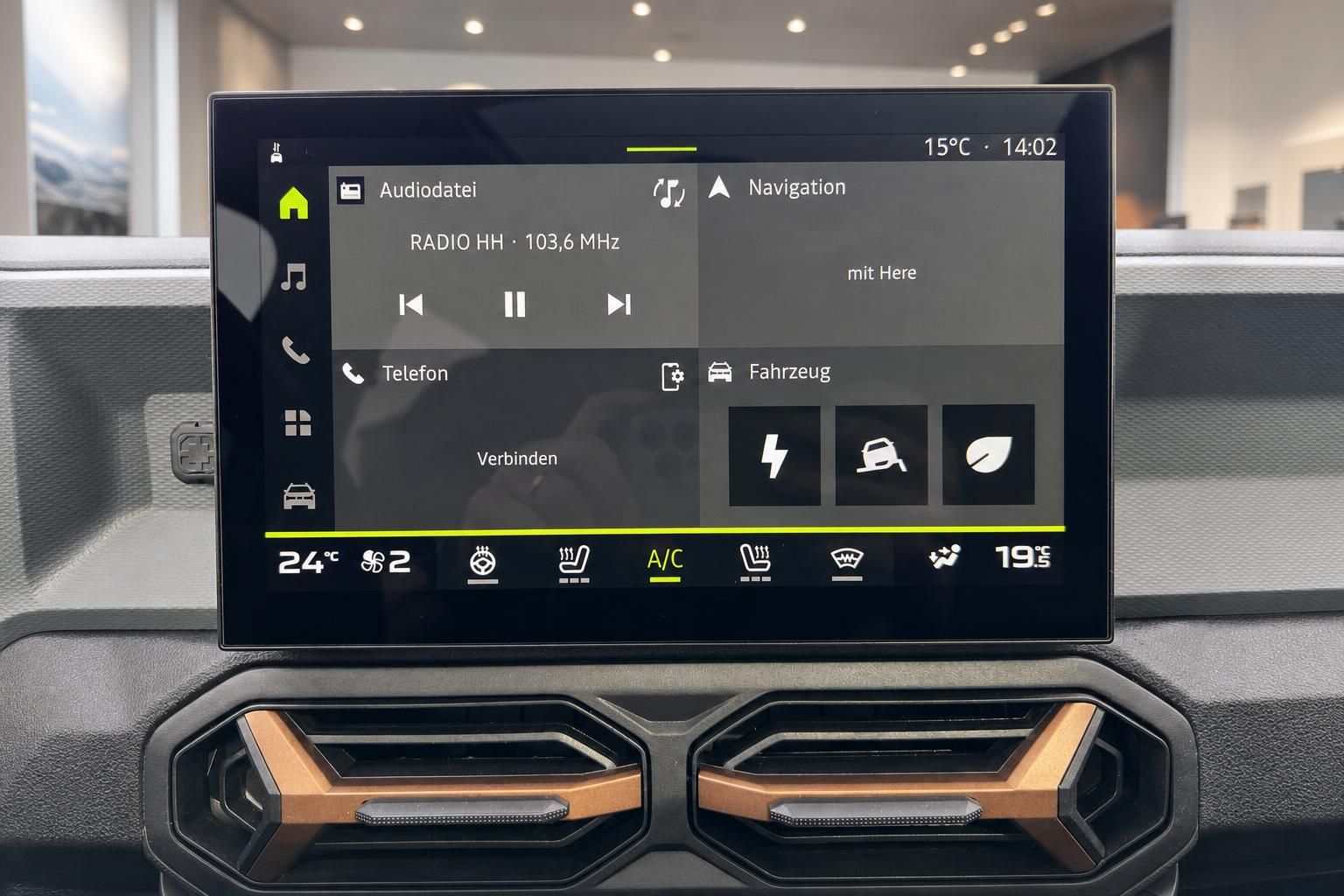 Modernes Infotainment-Display im Fahrzeug-Innenraum mit Navigation und Klimasteuerung