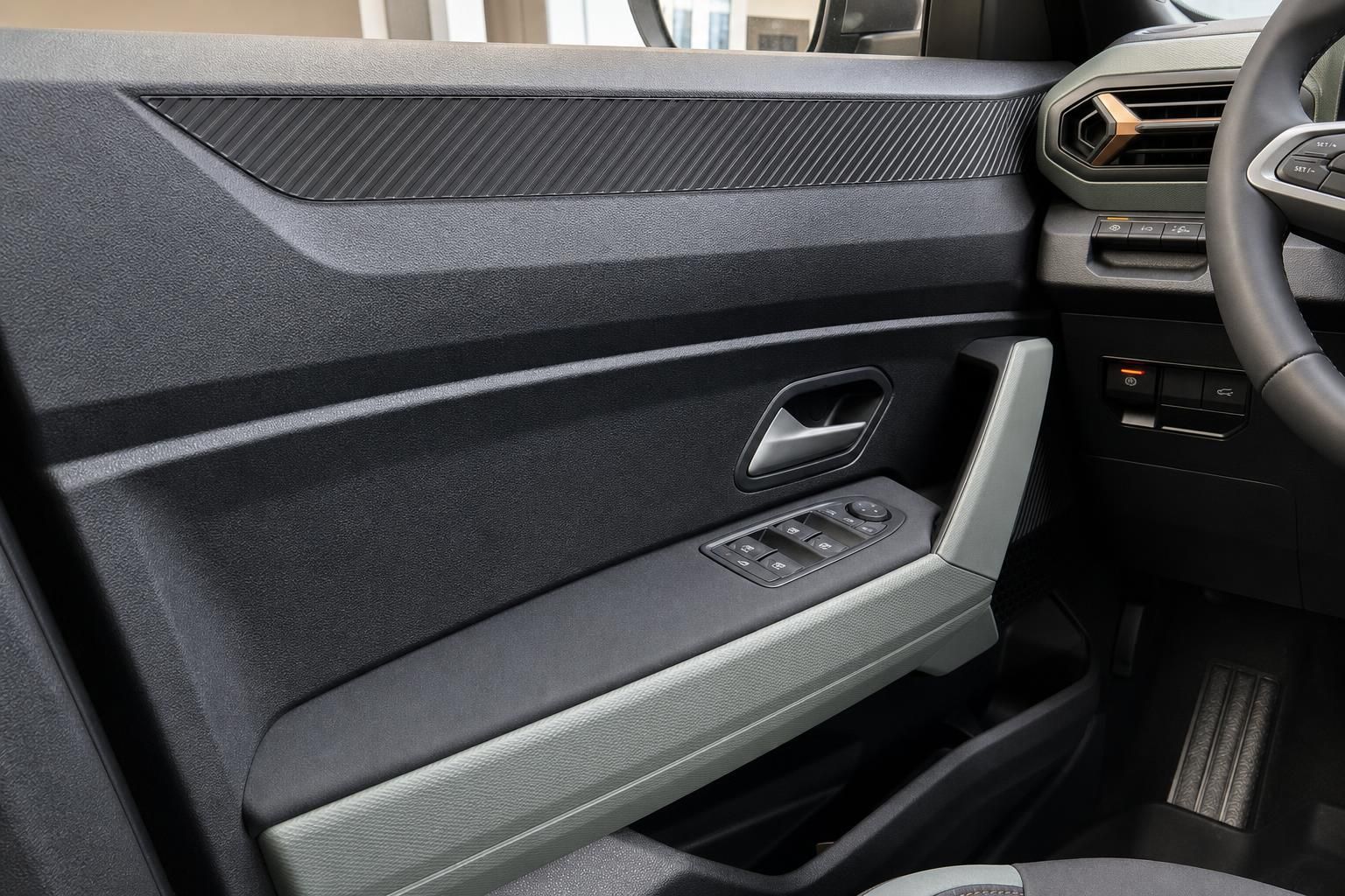 Fahrzeug-Türverkleidung mit Fensterheberschaltern und Carbon-Optik-Einsätzen
