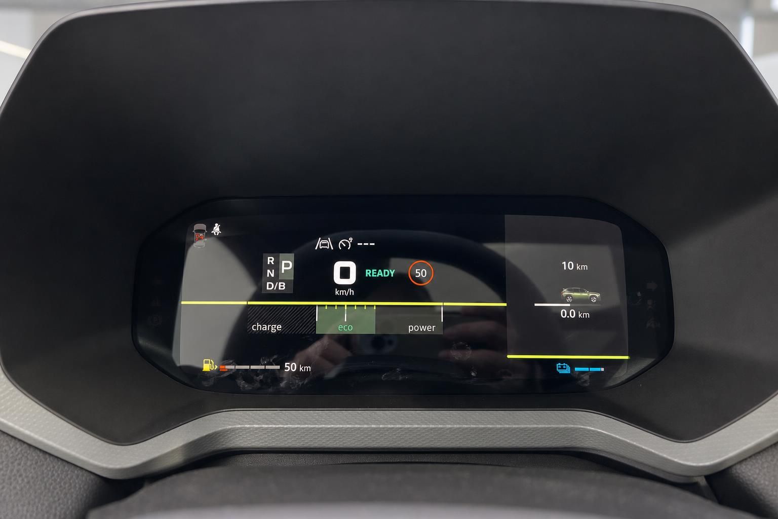 Digitales Kombiinstrument mit Elektrofahrzeug-Anzeigen und Reichweiteninformationen
