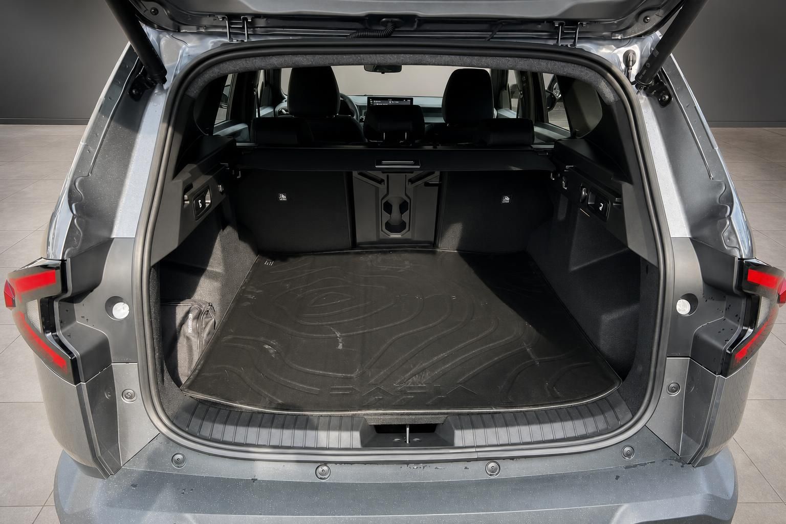 Großzügiger Kofferraum eines SUV mit umgeklappten Rücksitzen und Ladematte
