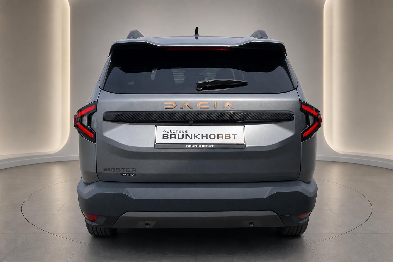 Dacia Bigster Heckansicht in grau mit Brunhorst Kennzeichen im Showroom