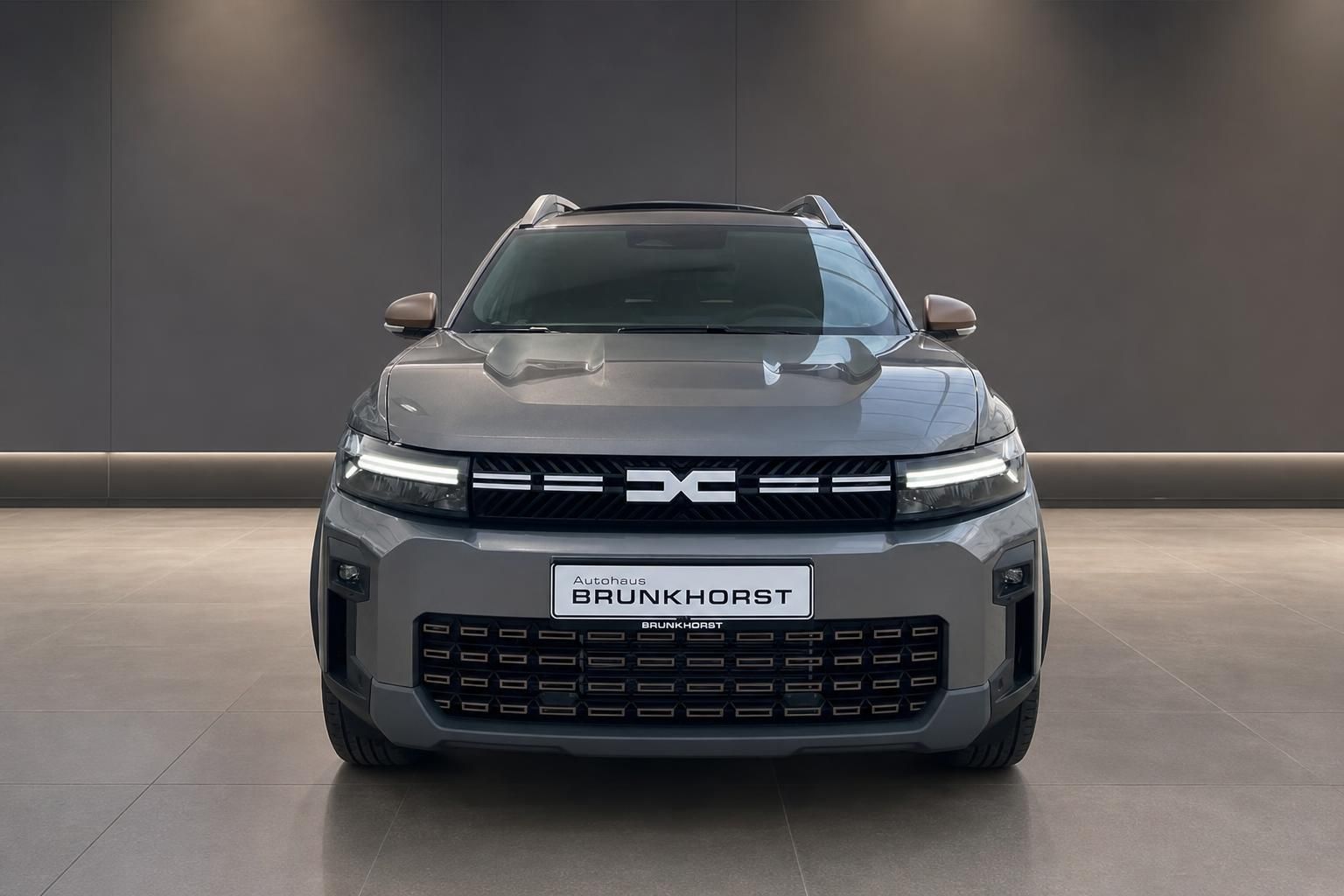Dacia SUV Frontansicht in grau mit charakteristischem Kühlergrill - Brunhorst