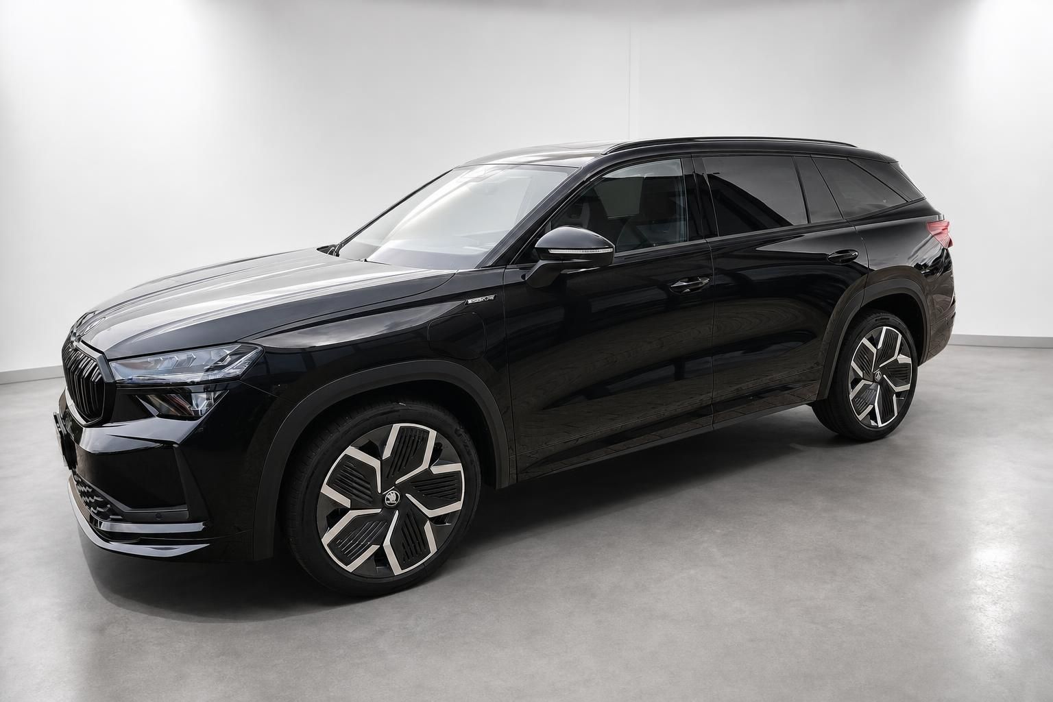 Skoda Kodiaq schwarz Frontansicht seitlich SUV Studio