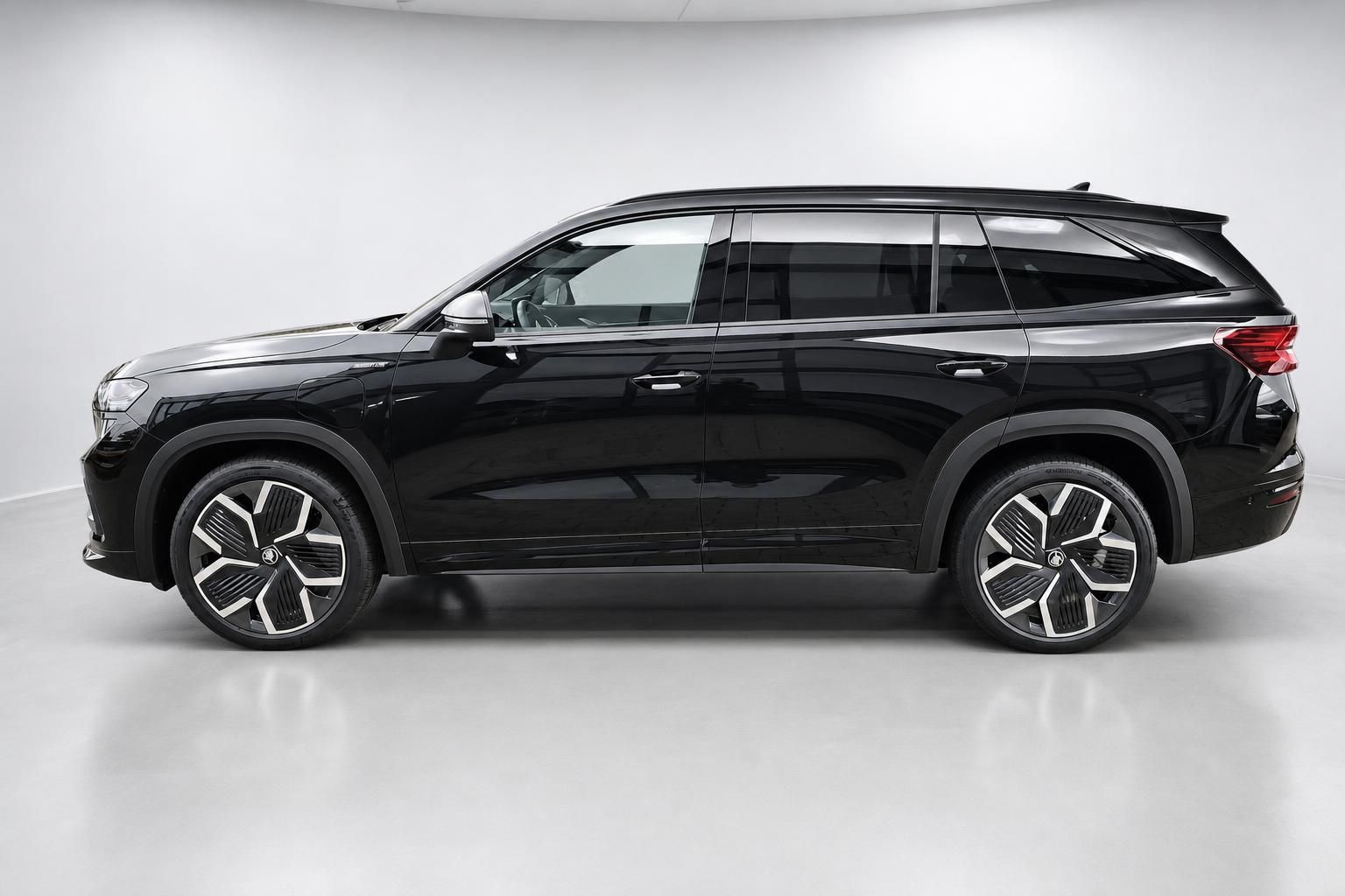 Skoda Kodiaq schwarz Seitenansicht SUV im Studio
