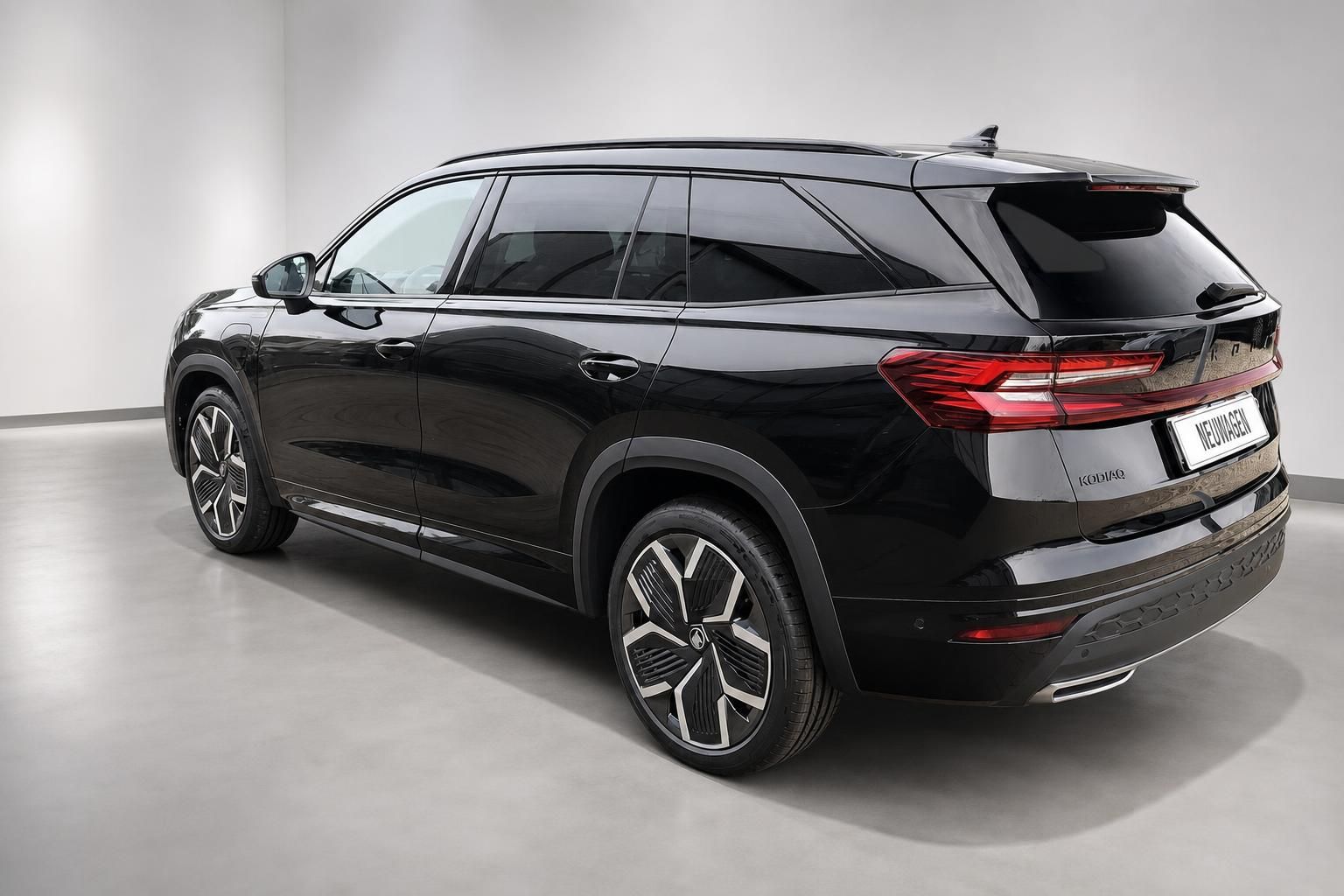 Skoda Kodiaq schwarz Heckansicht Neuwagen SUV Studio