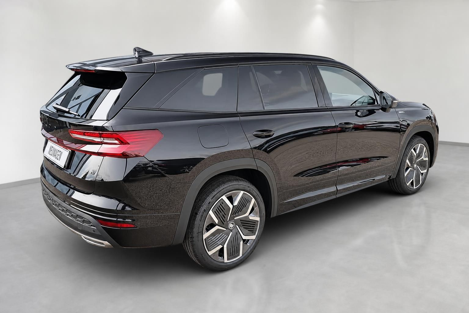 Skoda Kodiaq schwarz SUV Seitenansicht hinten im Studio